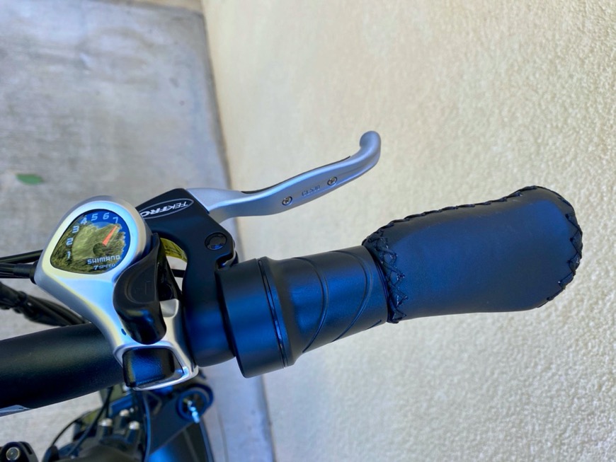 Gear shifter on the right-side handlebar that lets you use your thumb to shift it up and down.