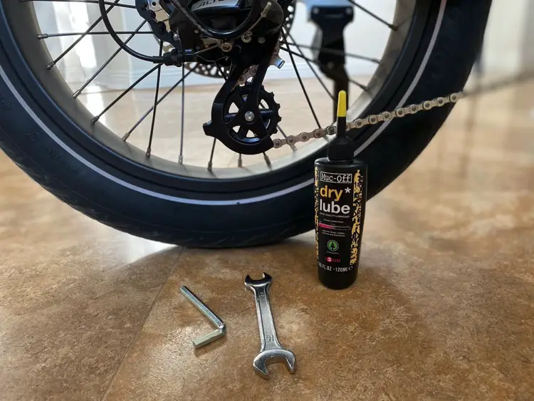 Maintaining e-bike chain