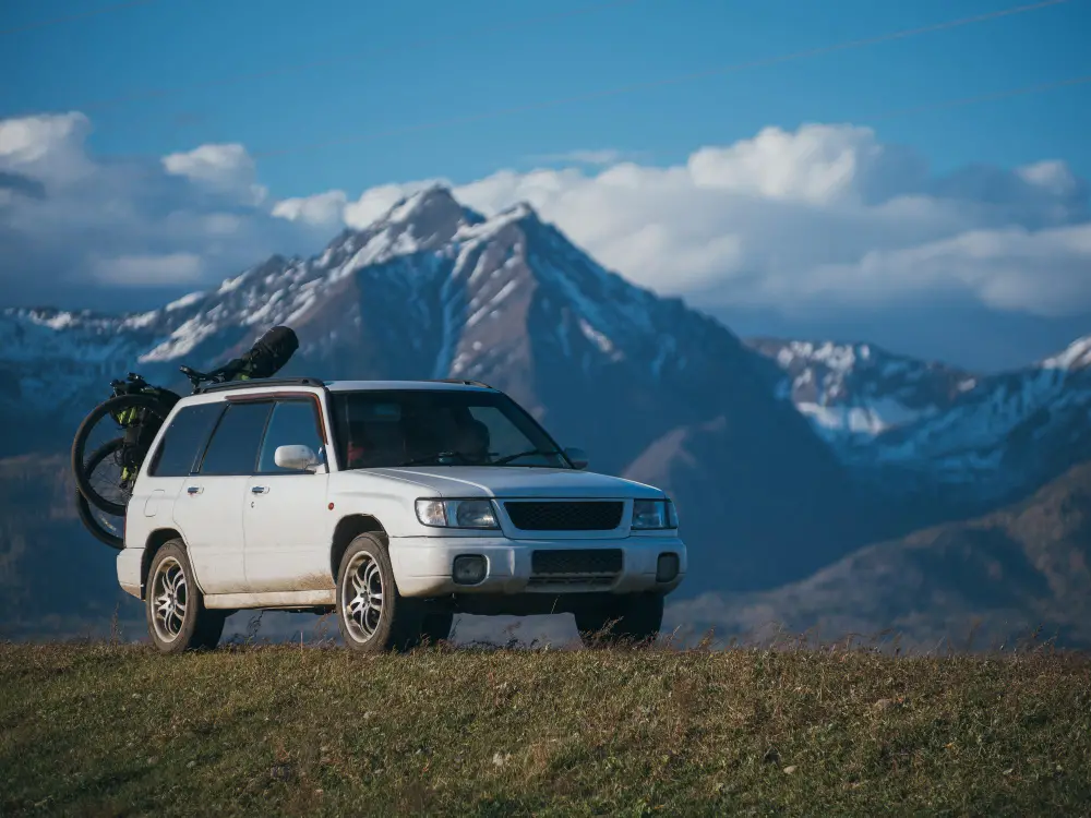 car-with-two-bicycle-mounted-bike-with-bikepackin mountain-snow-capped