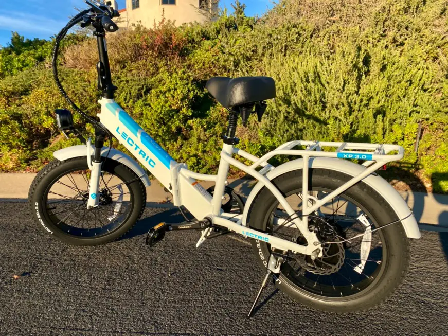 Lectric XP 3.0 in front of a bush on the street