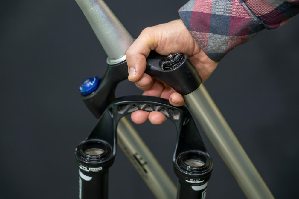 Suspension fork held by hand