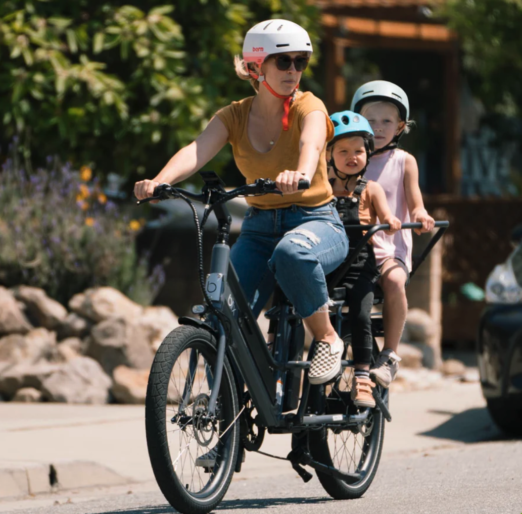 Woman and children riding the Blix Cargo E-Bike Packa Genie