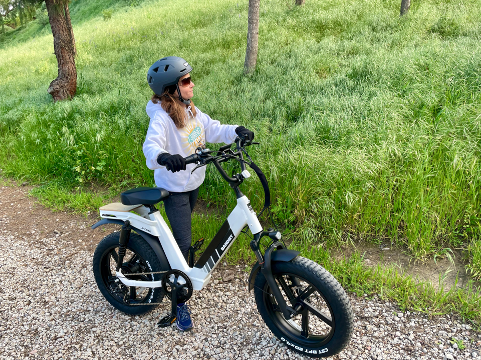 Woman standing next to Bandit Electric Moped X-Trail Lite