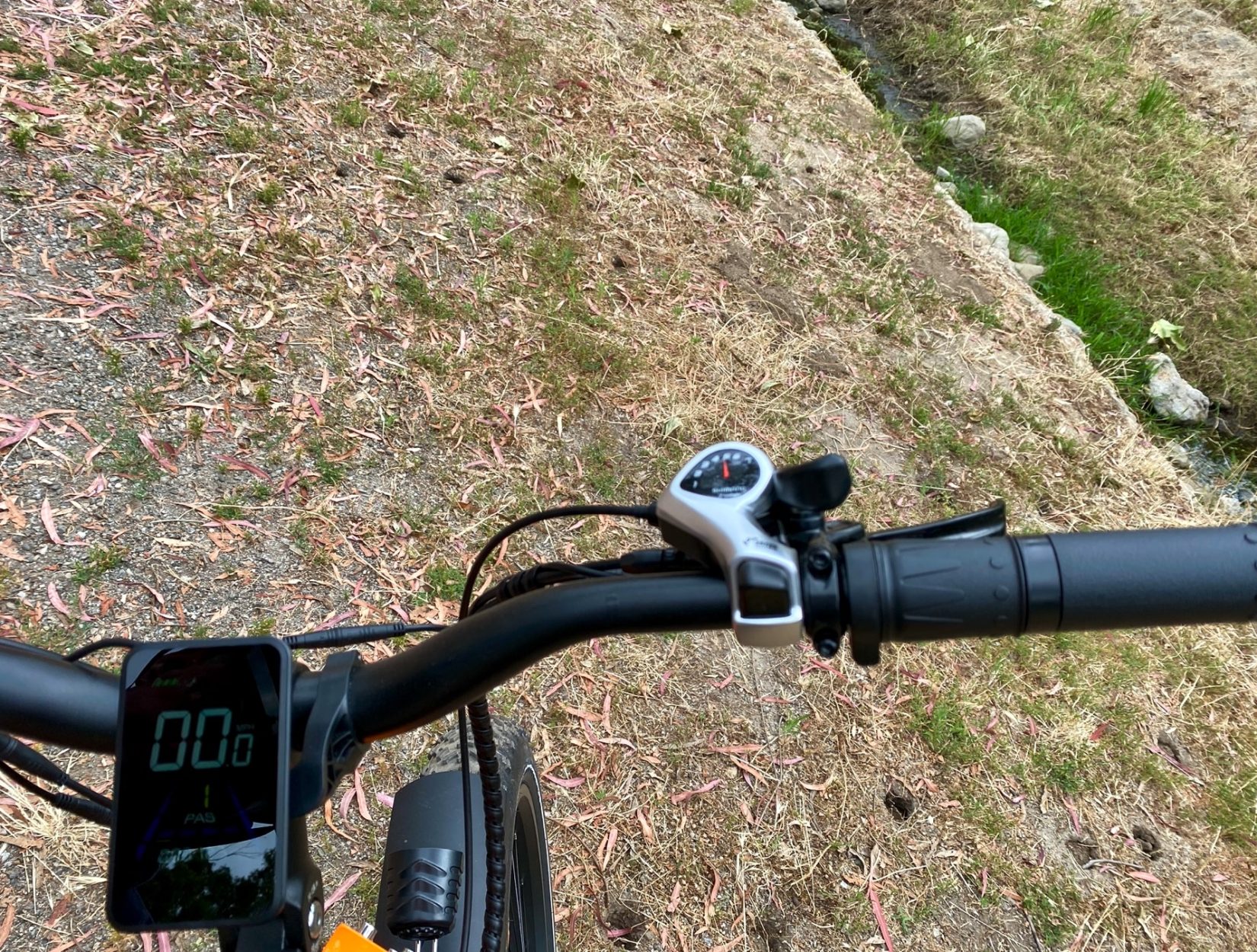 7-speed gears and twist throttle on e-bike